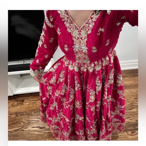 Elegant Red Maxi Dress with Gold Embroidery - Picture 2 of 3